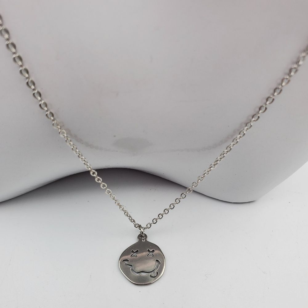 Silly smiles smiley face silver tone novelty necklace N0411‎ unisex